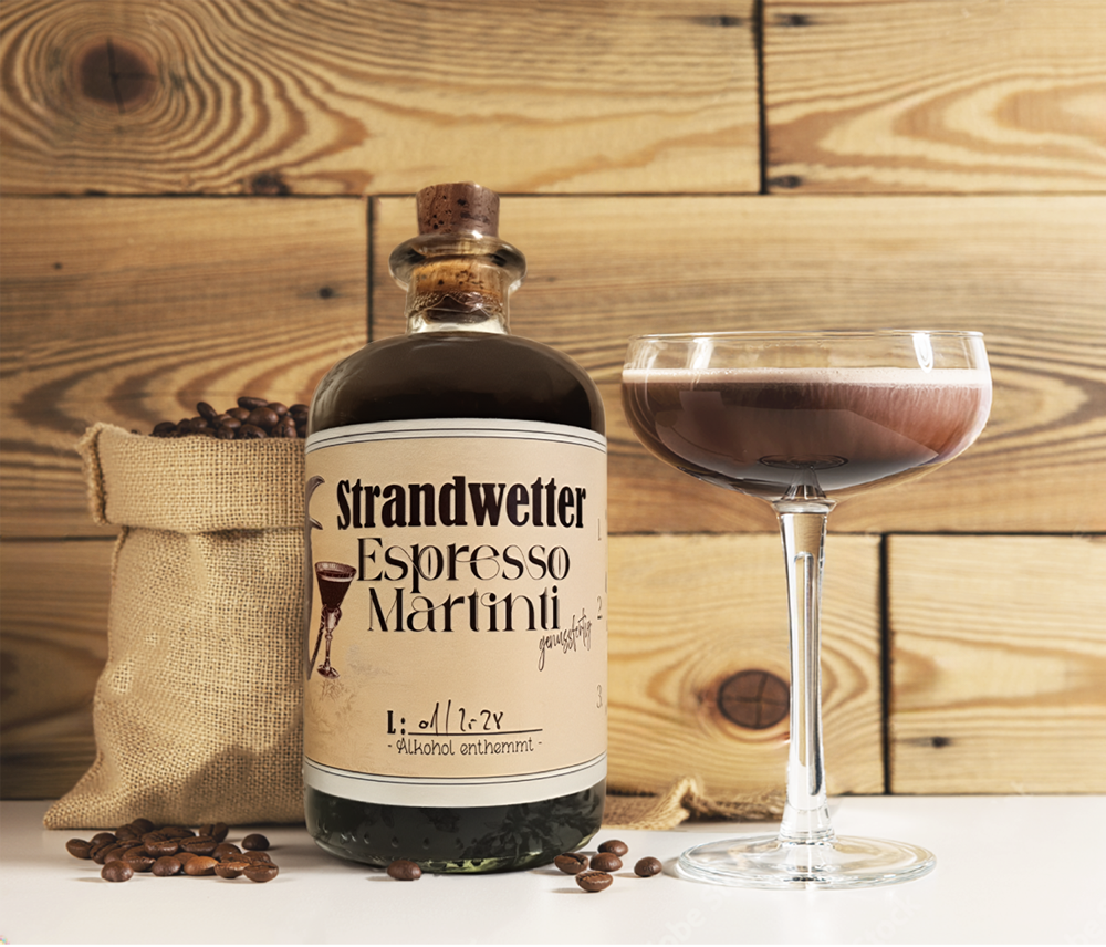 Flasche-Espresso-Martini-mit-Cocktailglas und kleinem Jutesack mit Kaffeebohnen im Hintergrund